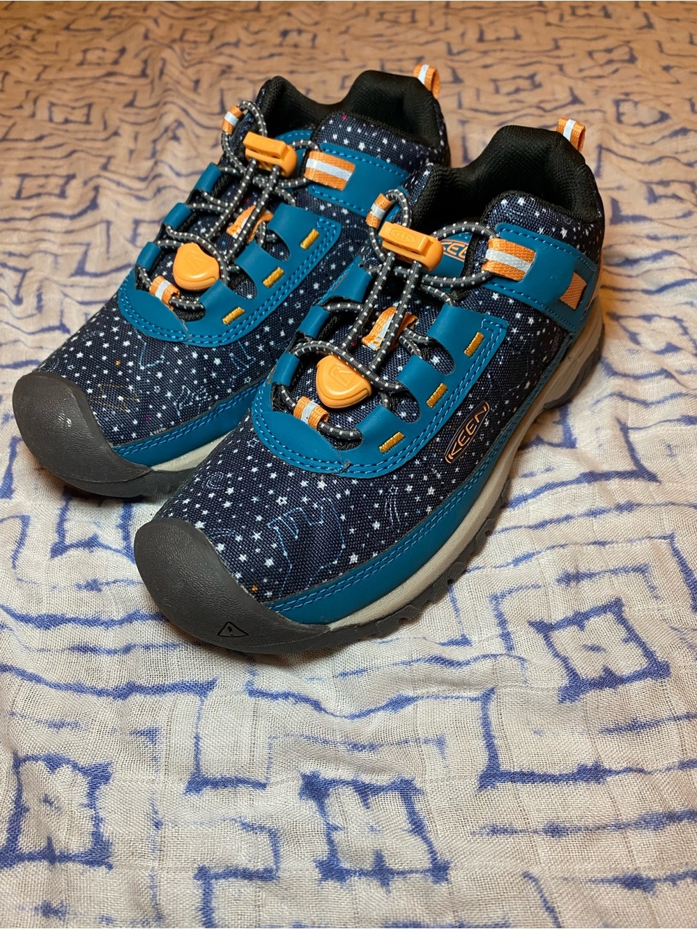 Like New EUC KEEN Targhee Sport Kids Navy & Teal Star Print Athletic Hiking Shoe